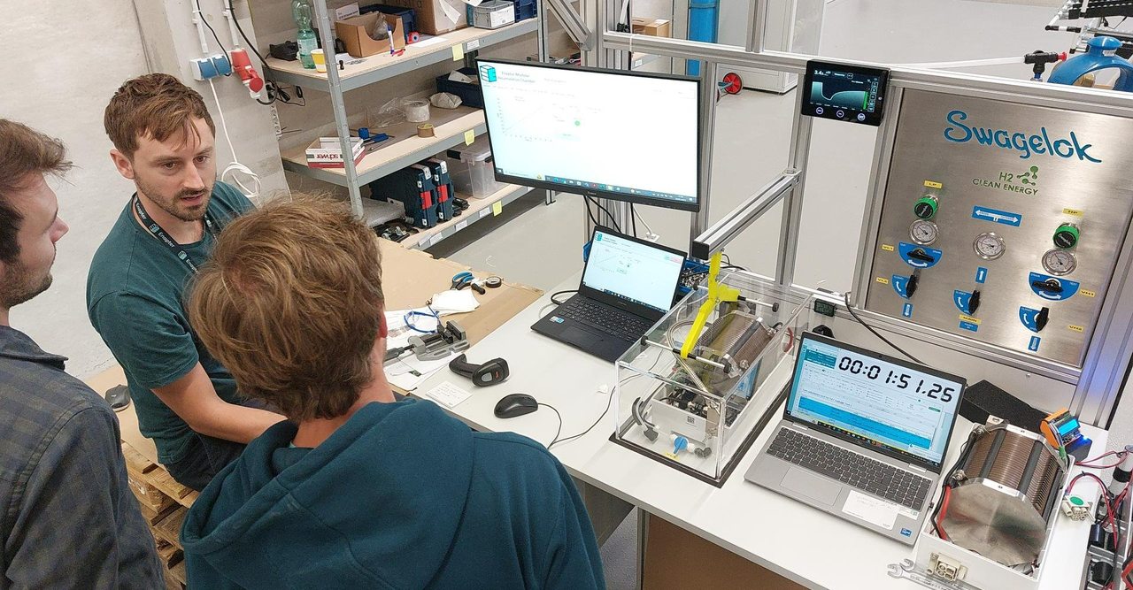 Accumulation chamber leak test system